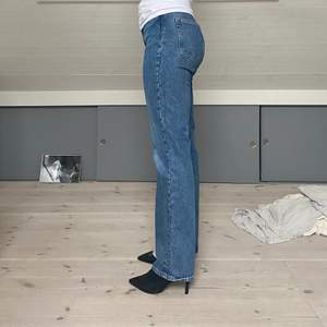 Ett par raka mörkblåa jeans från weekday. Superfina och bra passform, skriv för mer bilder 💕.                   Jag är 168 cm lång