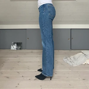 Jeans  - Ett par raka mörkblåa jeans från weekday. Superfina och bra passform, skriv för mer bilder 💕.                   Jag är 168 cm lång