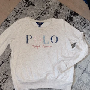 Ralph Lauren/Polo tröja  - En skit snygg Ralph Lauren tröja, som är i ett jättebra skick och har nästa aldrig används. Den är äkta! Och köptes för 999kr ✨ Tröjans storleken är i 16 år, men skulle säga att den även passar åldrarna mellan 11-16 år.   