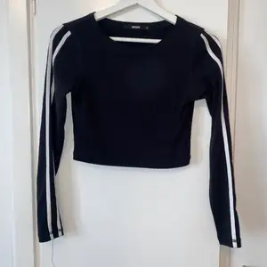 Stl xs Fin långärmad tröja med två vita streck på sidorna🍓 Använd ett fåtal gånger