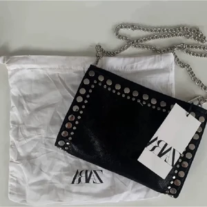 Zara väska - Har denna populära zara väskan fast i SILVER/GRÅ, och tänkte göra en liten intressekoll! ❤️💕 Kommer endast sälja om jag får nåt bra bud :) Ni kan skriva vad ni hade kunnat ge för den i kommentarerna ❤️ Lånad bild!   /BUD: 300 !