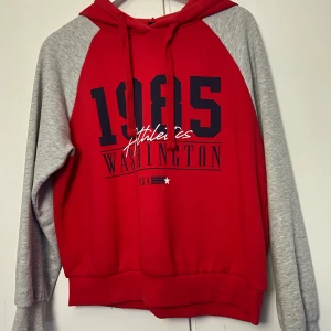 Gina Tricot Hoodie - Röd/grå hoodie från Gina Tricot, använd ca 3-4 sedan har den hängt i garderoben i ex antal år. Hund finns i hemmet. 
