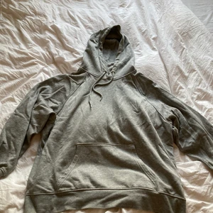 Hoodie - Grå oversized hoodie. Passar perfekt till vardags och myskvällar. Bra skick. 