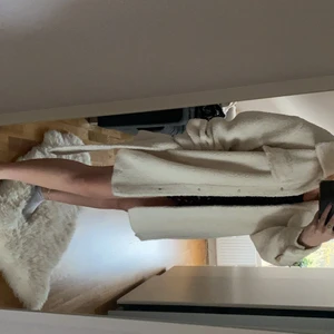 Teddy jacka - En fin Teddy jacka med fickor där fram och även ett snöre runt till. Väldigt fint skick inte alls några skador på den. Använd några gånger.