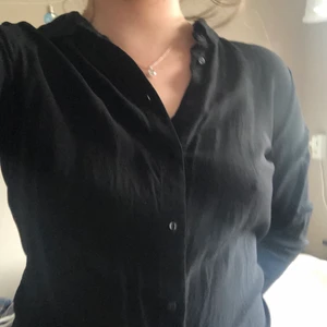 Skjorta storlek 38 - Köpte denna skjortan ett år sedan, men är bara använd en gång. Bra kvalitet på tyget, och är inte genomskinligt. 