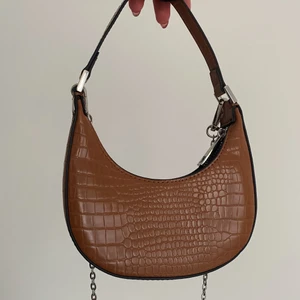 Miniväska från Asos - Sjukt fin minibaugetteväska från Asos!! Den är ALDRIG ANVÄND då jag inte fått användning för den ännu💜 Perfekt som tex festväska när man bara vill ha med sig det viktiga⚡️ Pris är exklusive frakt! Undrar ni något så kontakta mig<3