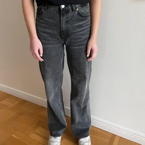 Yoko Monki Jeans - Jeans från Monki i modellen ”Yoko”. Färg : Yoko Washed Black Jeans. High Waisted. Wide Leg. Storlek 26. Nyskick! Säljs för 150kr. 