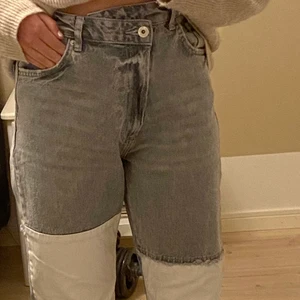 Jeans från Bershka - Jag säljer mina fina, sjukt coola jeans från Bershka (beställda från zalando). Säljer då de tyvärr inte kommer till användning. De är endast använda ett fåtal gånger. De är i storlek 38, lite för långa för mig som är 167 dock, men har inte haft något problem med att vika upp de.