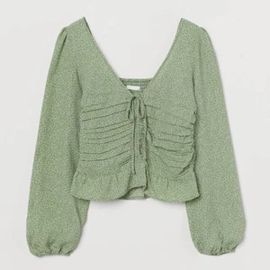 Blus H&M, stl M - Superfin grön, småblommig blus från H&M med dragsko. I nyskick och endast använd en gång. Stl. M. Köparen står för frakten. 
