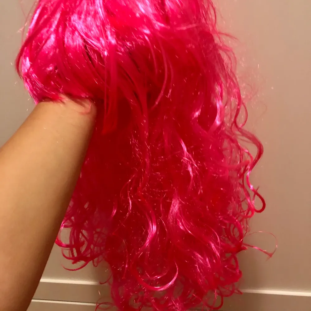 En neon rosa peruk perfekt till halloween. Accessoarer.
