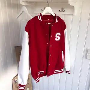 Jag säljer denna skit snygga varsity jacka, den är knappt använd. Det är storlek L men den sitter mindre än det😃.         Budgivning från 99kr