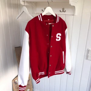 Varsity jacka  - Jag säljer denna skit snygga varsity jacka, den är knappt använd. Det är storlek L men den sitter mindre än det😃.         Budgivning från 99kr