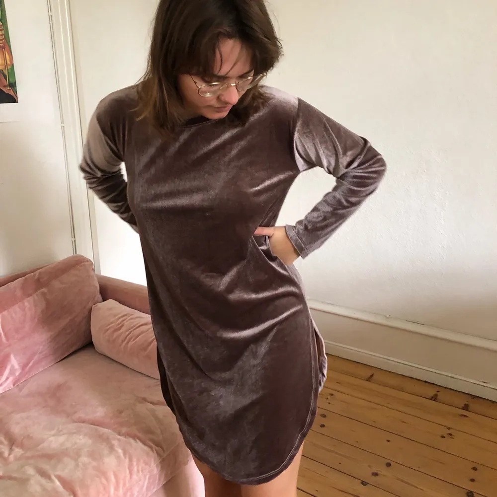 Cute and shiny velour dress // The colour is a grayish purple // High split (see photo 2). Klänningar.