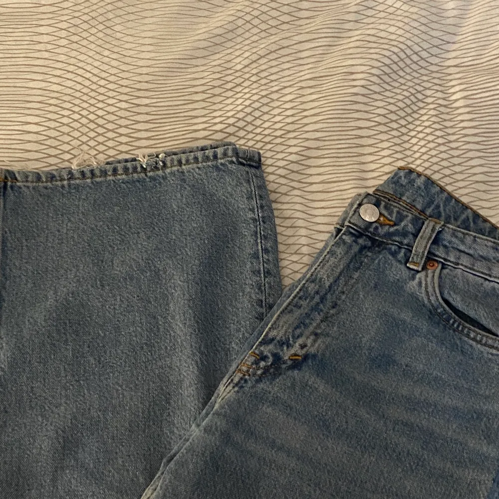 Fina Monki jeans, rätt bra skick! High-waisted och vida i benen. Original priset är 400kr. Dem går hela vägen till fötterna på mig. Jag är 172cm. Om frågor kontakta mig eller kommentera!! :). Jeans & Byxor.