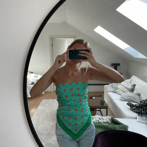 Prickig topp - Säljer min gröna, prickiga, söta topp som endast är använd en gång. Storlek S och i toppskick! Köparen står för frakten kram