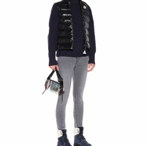 Moncler Ghany Puffer Vest (stl L) - Helt nyskick, använd endast 1 gång. (Kvitto finns). Denna är i storlek L men sitter som M då dom är väldigt små i storlekarna!