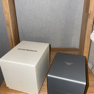 Armani Klocka - En Armani klocka köpt för ca 2000kr, givetvis äkta och fler bilder kan skickas vid förfrågan. Finns inga skavanker och funkar helt som vanligt. Allt som man får med när man köper ny medgår. Knappt använd. Bara att skriva frågor om du har det👍🏼