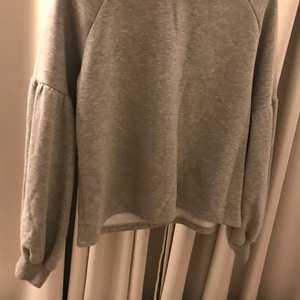 Tröja  - En tröja med puff ärmar 