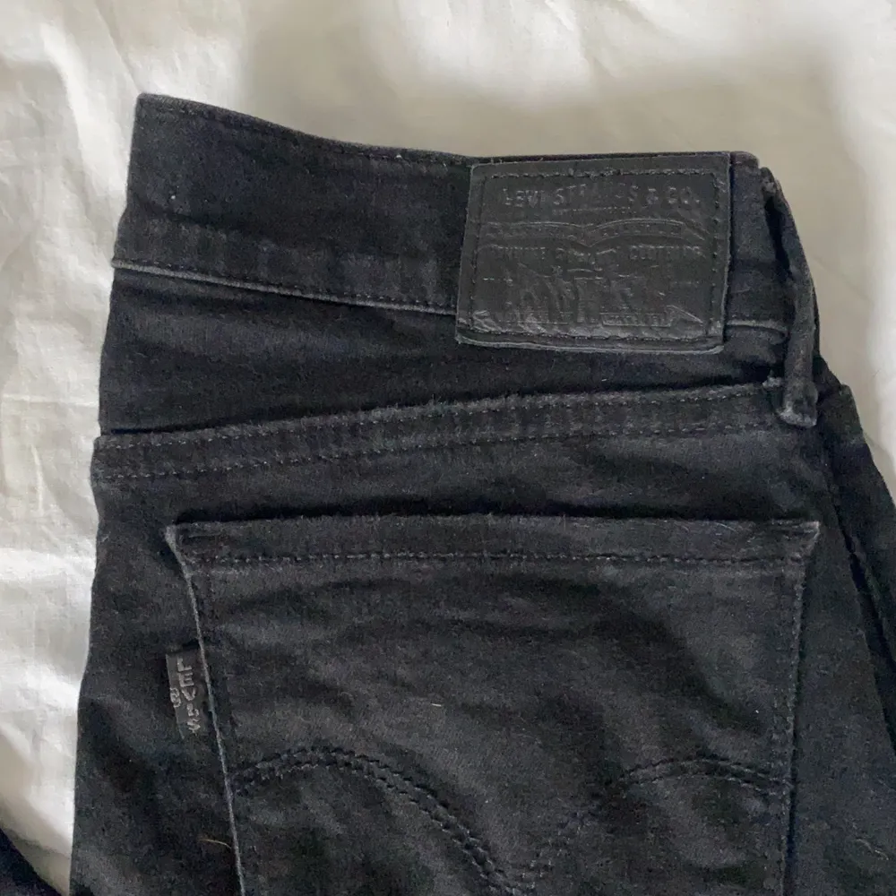 Svarta super skinny Levi’s jeans i mycket fint skick, storlek W26 och L32. Passar dig med lite längre ben. . Jeans & Byxor.