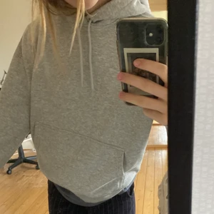 Weekday hoodie - Supergosig grå hoodie från weekday perfekt till vintern! Älskar den 💛