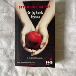 Säljer första Twilight-boken av Stephenie Meyer. Läs på baksidan för att se vad den handlar om, samt smakprov på första kapitlet. 10kr för boken och 66kr för frakten. Vid köp av flera böcker kan pris diskuteras då böckerna kan skickas tillsammans ✨  