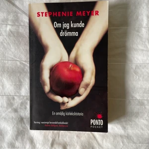 Om jag kunde drömma/Twilight bok  - Säljer första Twilight-boken av Stephenie Meyer. Läs på baksidan för att se vad den handlar om, samt smakprov på första kapitlet. 10kr för boken och 66kr för frakten. Vid köp av flera böcker kan pris diskuteras då böckerna kan skickas tillsammans ✨  