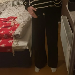 Zara Wide jeans - Säljer dessa vida jeans från zara! Strl 32 men skulle säga att dom är större i storleken och speciellt längden!