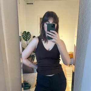 Brun topp - En så snygg brun topp som jag tyvärr använder för sällan! Den är storlek 36 men väldigt stretchig så kan nog pass upp till storlek 40! 