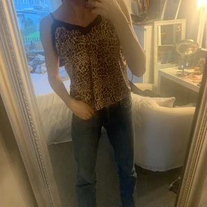 Leopard linne från Ginatricot, storlek M - Säljer detta jätte fina linne, det är väldigt skönt att ha på sig o passar till det mesta, jag säljer den eftersom den blivit lite för stor men skulle gärna viljat ha kvar den!🤍🤍 Inte förstörd någonstans, ser ut som en ny, Köpt för 150kr🤍