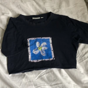 Kroppd T-shirts  - Super snygg t-shirt som jag kroppat själv. Inga tecken på användning. Efter jag kroppat tröjan skulle jag säga att det funkar till alla storlekar (s/m/l). Priset går alltid att diskuteras.