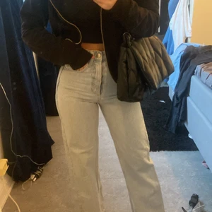 Blåa raka jeans - Ett par blåa raka jeans från mango i storlek 32. Uppsprättade sömmar längst ner😊bra skick och köparen står för frakten