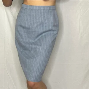 Randig kjol - Midjemått: 36.5 cm Längd: 62.5 cm ⭐️ Kontakta oss via DM på vår Instagram @reloved_uf om du är intresserad! Finns matchande kavaj