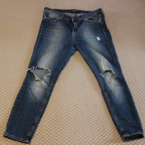 Straighta jeans från Calvin Klein som är köpta i New York. Ganska mycket stretch vilket gör att den får en bra passform. 