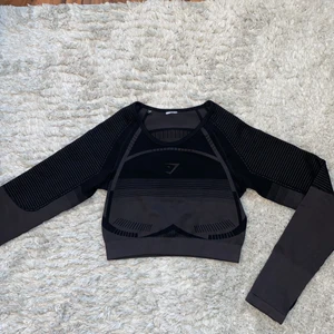 Gymshark crop top - • Size S. Öppen i ryggen. Nyskick. • 