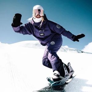 Dope blizzard w jacka  - Säljer denna supersnygga lila Dope jacka i modellen blizzard w då den blivit lite för liten. Nypris: 1119kr. Slutsåld på hemsidan i denna färg. Använd sammanlagt ca 6 veckor men är i väldigt bra skick. Första bilden är lånad från Dopes instagram för att visa färgen lite bättre. Bara att skriva vid frågor eller intresse🤍🤍