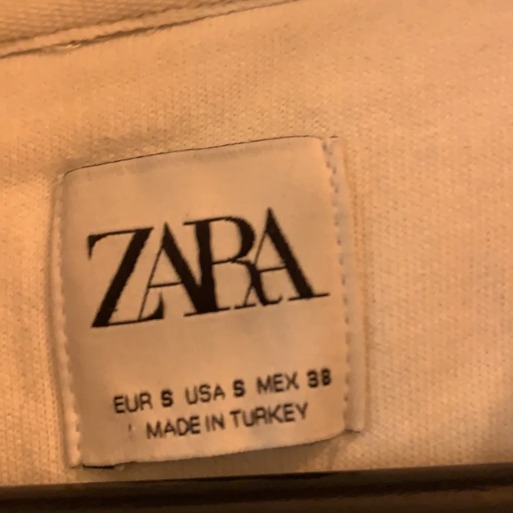 Vit hoodie ifrån Zara i fint skick. Säljs pga att den inte används längre.. Tröjor & Koftor.