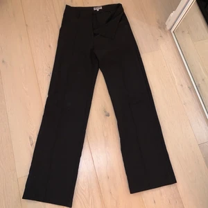 Svarta kostymbyxor - Svarta kostymbyxor från madlady. Säljs pga att dem inte används.