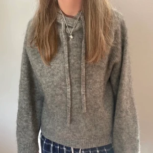 Stickad hoodie  - Säljer pga jag inte längre får användning av den. Fraktar! Nypriset ligger på 799