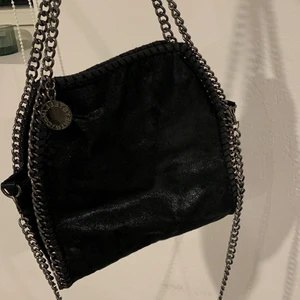 Stella McCartney likande väska  - INTRESSEKOLL på min stella McCartney liknade väska då den inte kommer till så mycket användning längre. Den är svart med skimer och är super fin. Kan självklart skicka fler bilder💞 köparen står för frakten på 66kr!! startade budgivning då många var intresserade!
