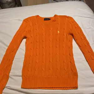 En stickad tröja från Ralph Lauren i storlek XS. Stretchig i materialet och härlig orange färg med ett gult märke. (Kan eventuellt också frakta men köparen står för frakten) 🧡