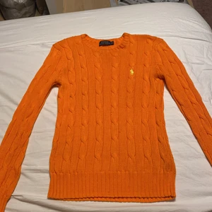Polo Ralph Lauren stickad tröja  - En stickad tröja från Ralph Lauren i storlek XS. Stretchig i materialet och härlig orange färg med ett gult märke. (Kan eventuellt också frakta men köparen står för frakten) 🧡
