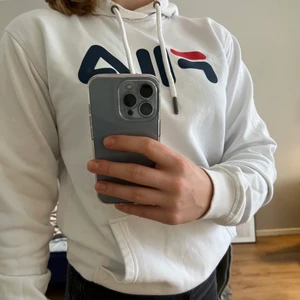 FIla hoodie - Jag säljer denna snygga FILA hoodien för 80 kr, köpare står för frakt och priset går att diskutera! Skicket är 5/5👍🏼 Skriv vid eventuella frågor🥰