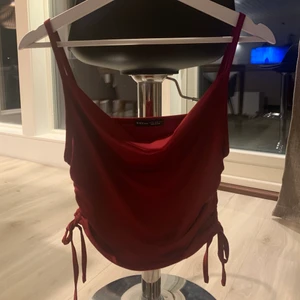 Röd topp❤️ - Snygg topp med ”vattenfall” och justerbar längd, går att rynka som man vill↕️. Använd 1 gång, säljer pga att den inte kommer till användning mer. Köpt från Shein♥️