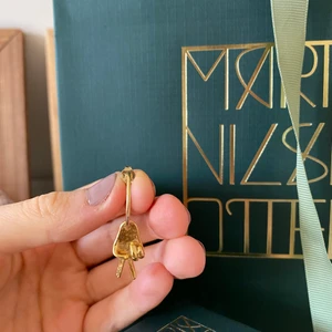 Maria Nilsdotter örhänge - Intressekoll på detta fina örhänge från Maria Nilsdotter i mycket bra skick! Köpte det i deras butik på Stureplan, endast använt ett fåtal gånger. 