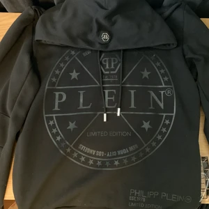 PHILIPP PLEIN HOODIE - Philipp plein statement hoodie. Använd fåtal gånger. Nypris 298 euro.