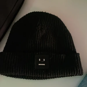 Acne studio mössa - Denna mössa är använd ganska mycket så säljer den för ett ganska lågt pris. Orginal pris 700kr