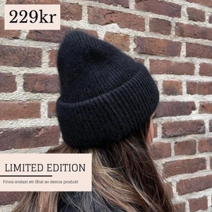 Stickad mössa - Svart stickad mössa från vårt UF-företag💞 Mössan säljs för 229kr💞 Skriv om du har några fler frågor!!