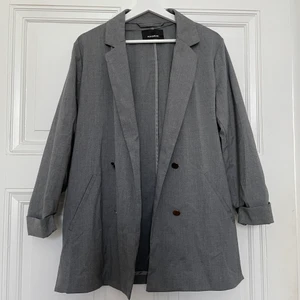 Snygg grå kavaj  - En snygg grå kavaj från Pull&Bear. Storlek L. Uppvikta ärmar och knappar. Obs! Knapparna är endast dekoration och kavajen går ej att knäppa. Det ska vara så. Gratis frakt ✨