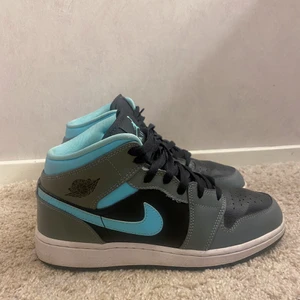 Air jordan 1 mid - Säljer mina fina air jordan 1 mid nu i storlek 39 pga att de inte kommer till användning längre💕 Skriv privat för flera bilder.
