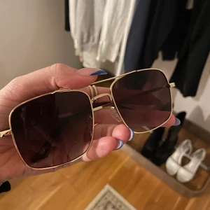 Solglasögon  - Solglasögon från Gina tricot, knappt använda!❤️